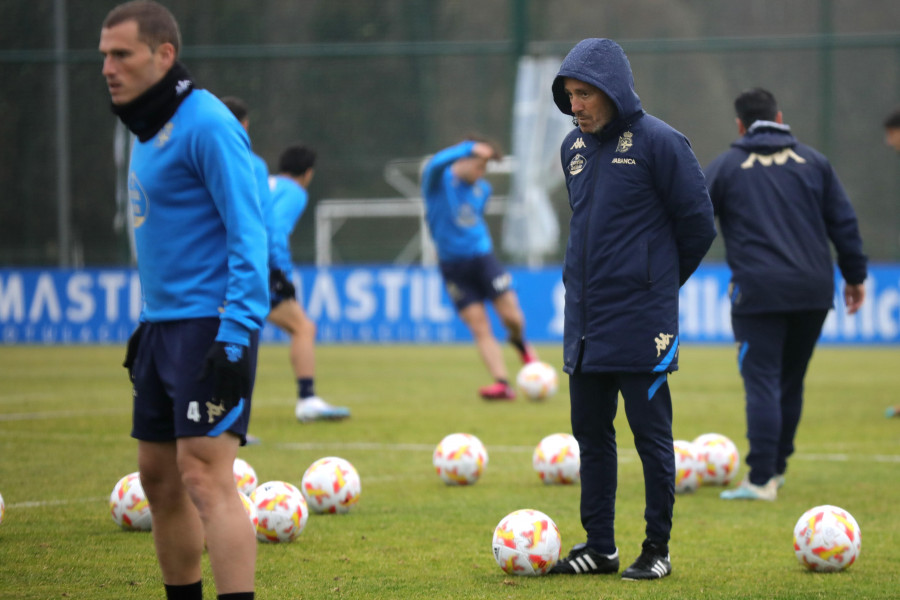 Óscar Cano prueba un once con dos puntas