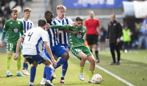 Multan al Talavera por arrojar líquido al linier en el partido contra el Depor