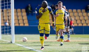 El Alcorcón cede un empate ante el Ceuta y el Depor recorta dos puntos