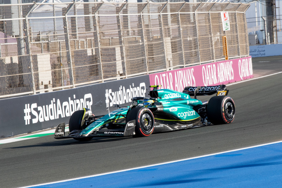 Verstappen, por delante de Alonso y 'Checo' en Yeda; Sainz fue décimo