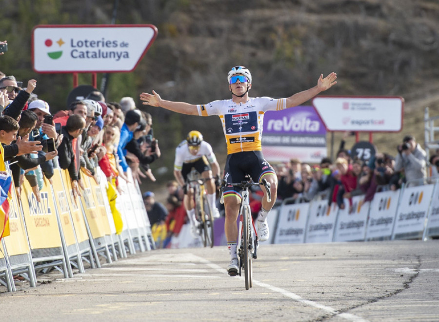 Evenepoel bate a Roglic en La Molina y aprieta la general