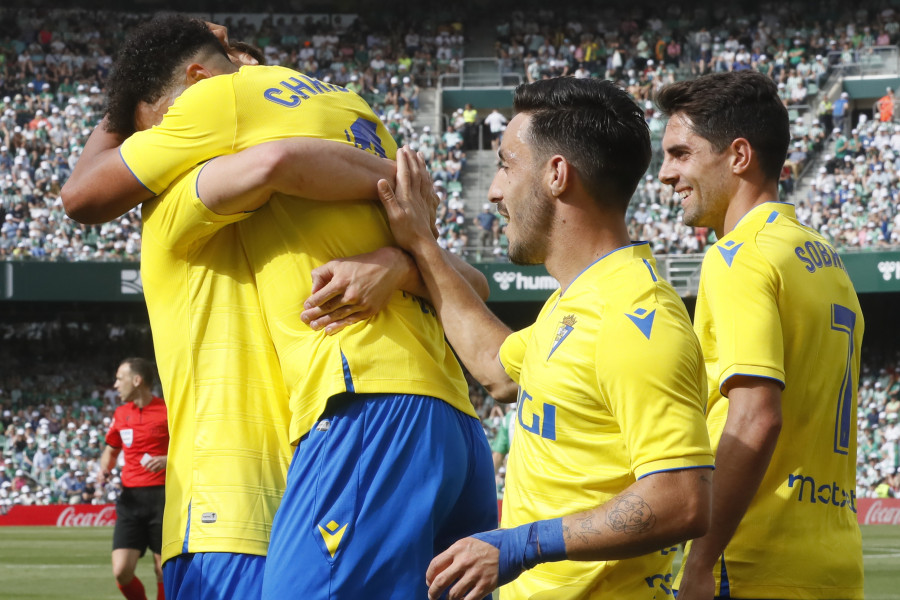 Victoria para la salvación del Cádiz ante un Betis que acabó con nueve