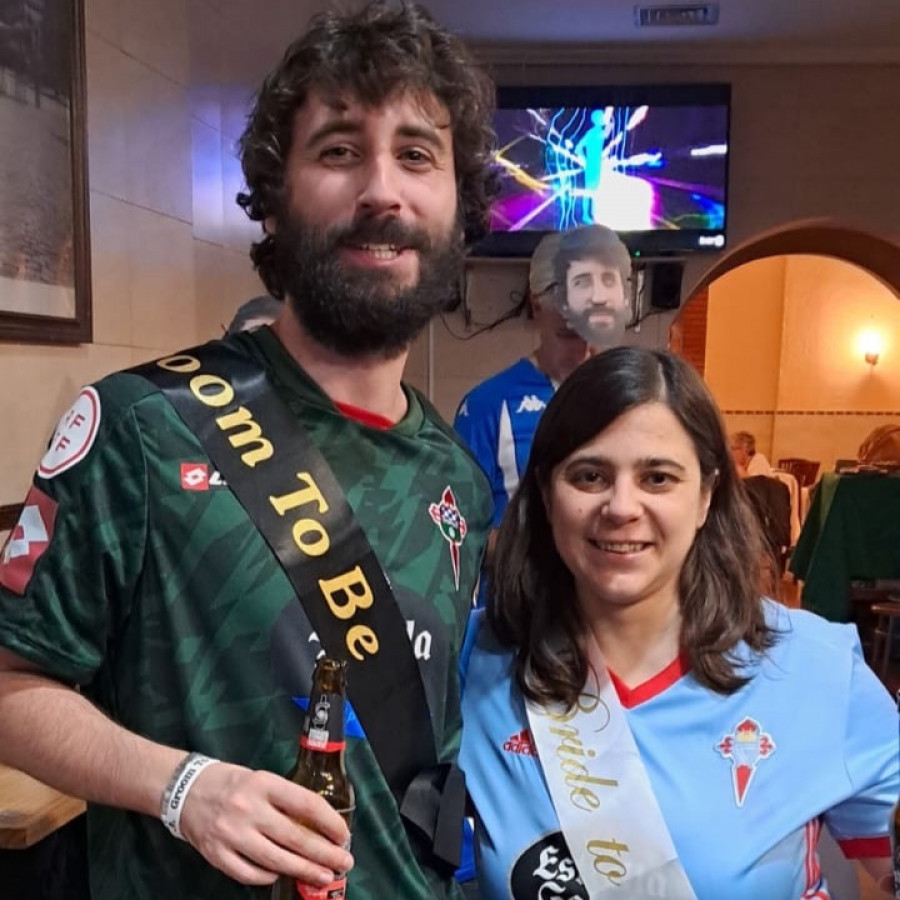 Adrián y Anita, despedida de soltería muy blanquiazul, pero con camisetas rivales