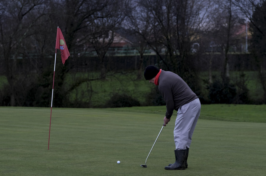 El circuito solidario de golf en beneficio de ADACECO llega a Narón