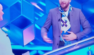 El presentador Rodrigo Vázquez luce la bufanda del Depor en su programa