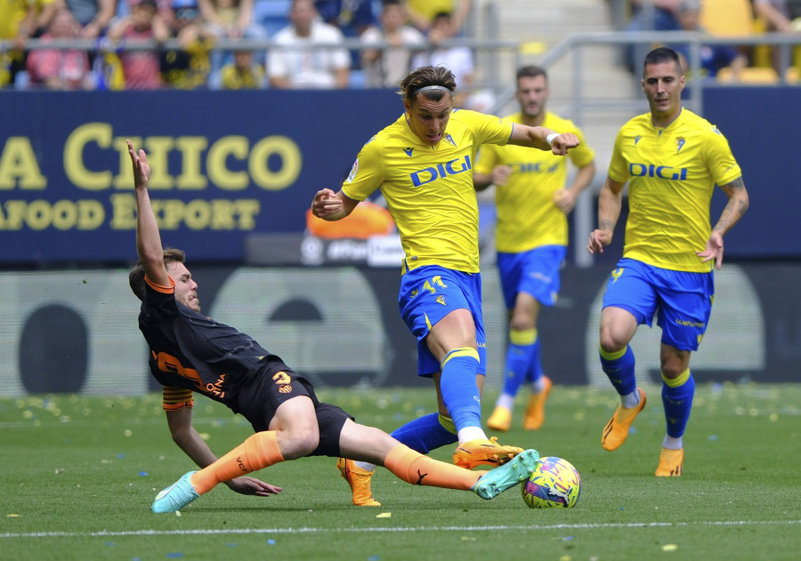 El Cádiz toma oxígeno y mete de nuevo en problemas al Valencia