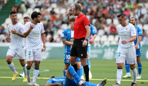 La afición del Depor, contra los arbitrajes, enseña la roja