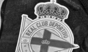 El Depor tiñe de negro, en señal de luto, su escudo en redes sociales por la muerte de Arsenio