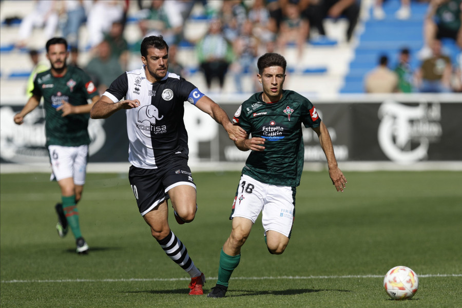 El Depor sigue a cuatro puntos del líder tras el empate del Racing y la derrota del Castilla