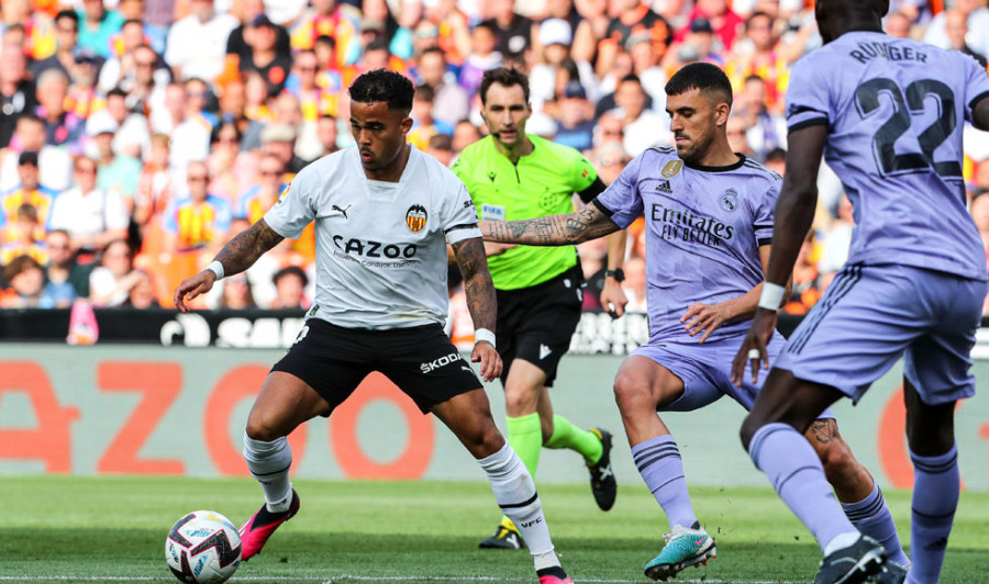 El Valencia derrota al Real Madrid y aparta a los madridistas de la segunda plaza (1-0)