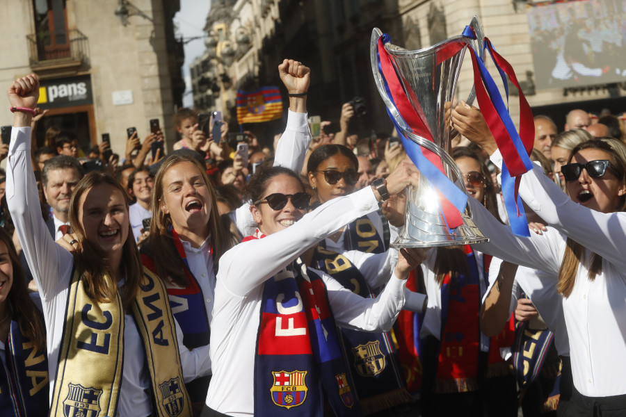 La plaza Sant Jaume se tiñe de azulgrana para homenajear a las campeonas de Europa