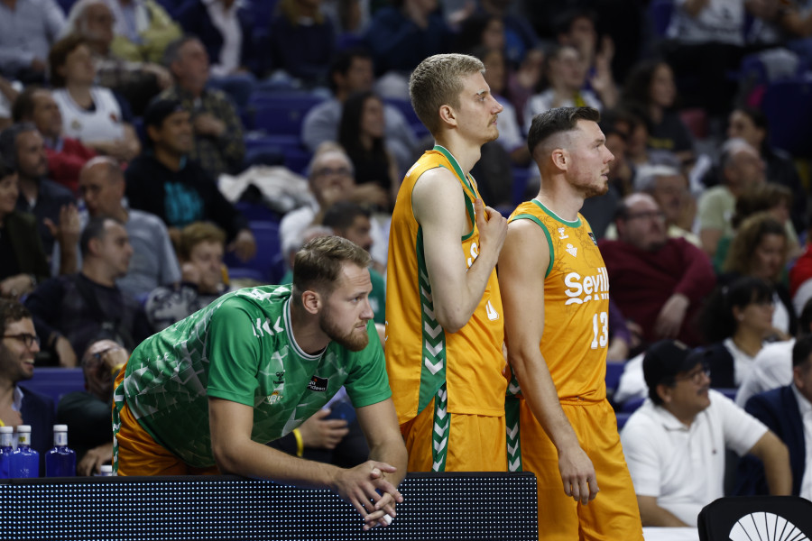 El Betis prescinde del técnico y de nueve jugadores; el Decano, se queda