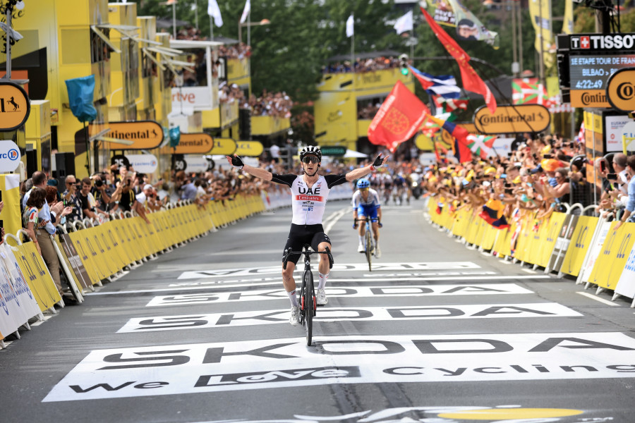 Adam Yates se impone a su hermano Simon en la primera tapa del Tour y es el primer líder