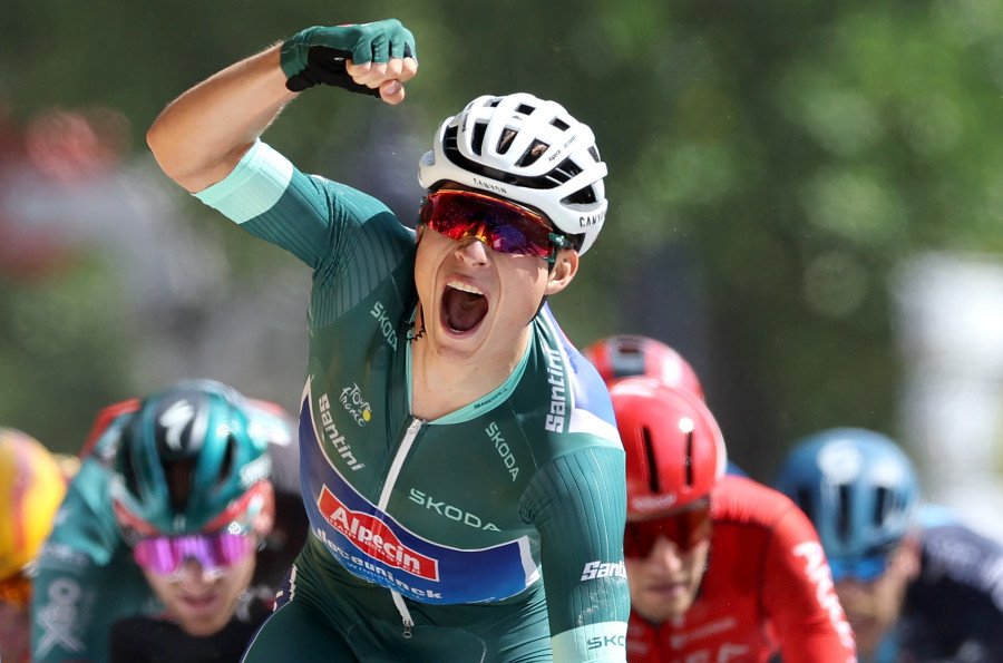 Philipsen, intratable, firma el triplete en los "sprint" del Tour, Vingegaard de amarillo