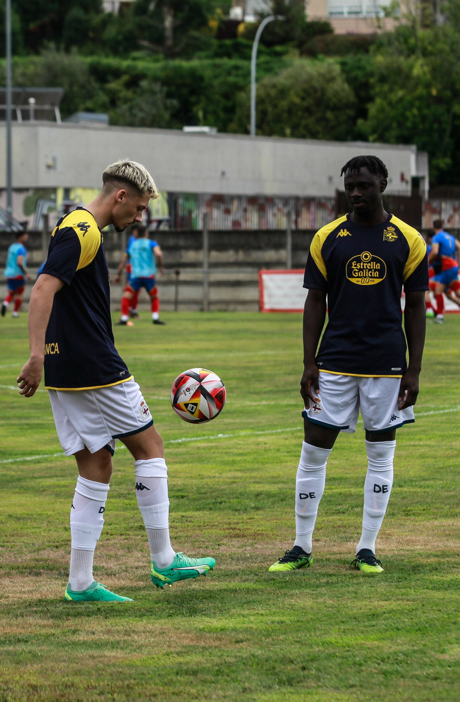 Jamie Bowden, suplente con el Fabril en el partido con el Betanzos