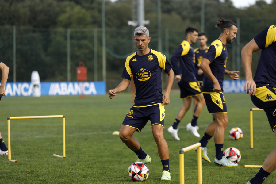 Salva Sevilla, al margen, en el primer entrenamiento del Depor