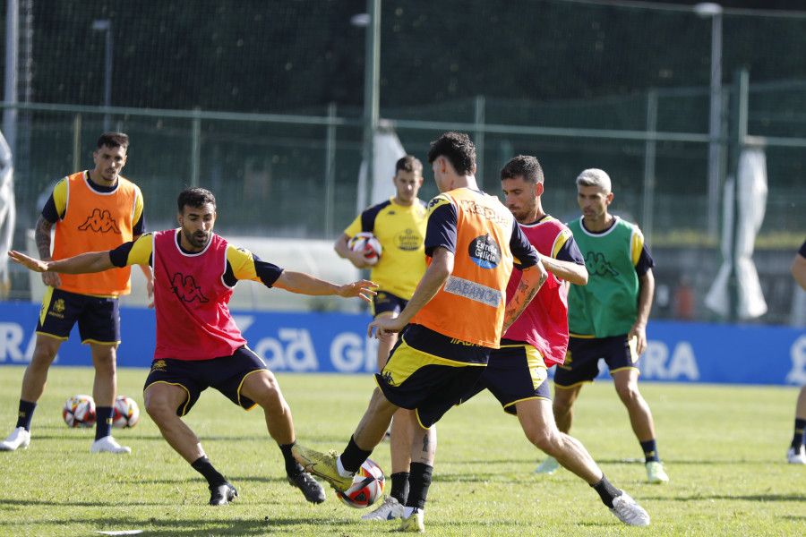 Yeremay, baja prolongada, y Salva Sevilla, con el grupo al inicio y después al margen