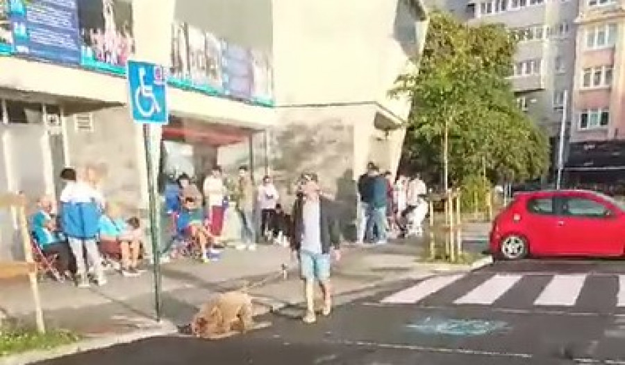 Cientos de fans trasnochan para ver el Unionistas-Depor