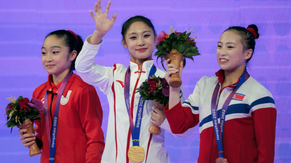 Zuo Tong, oro en gimnasia artística femenina en Hangzhou