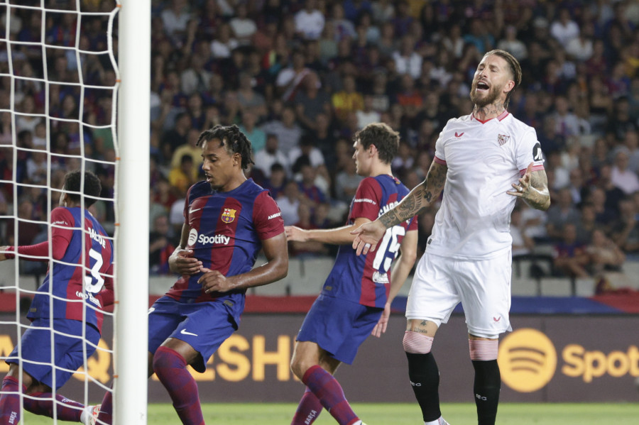 Sergio Ramos da la victoria al Barcelona con un gol en propia meta (1-0)