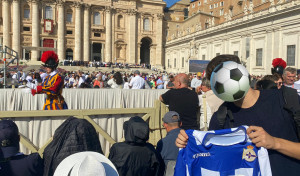 Un aficionado del Depor pide la intercesión del papa para el ascenso