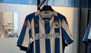 Las camisetas del Depor Abanca ya están disponibles en la tienda de Riazor