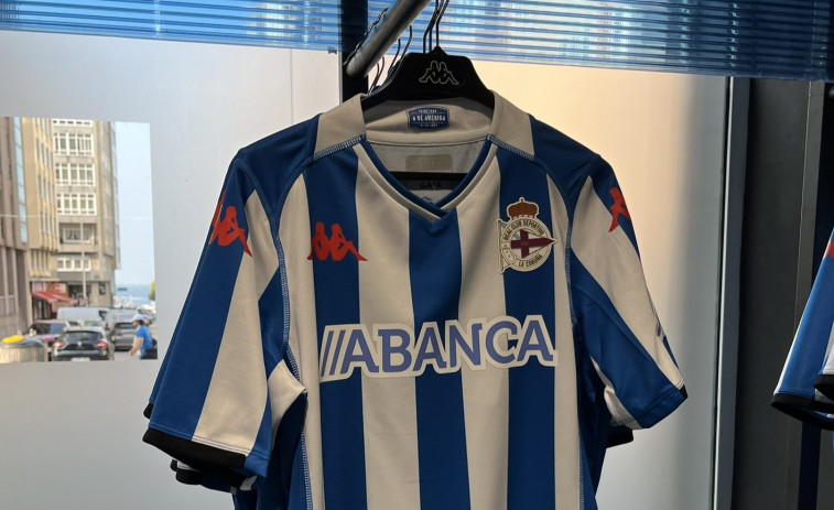 Las camisetas del Depor Abanca ya están disponibles en la tienda de Riazor