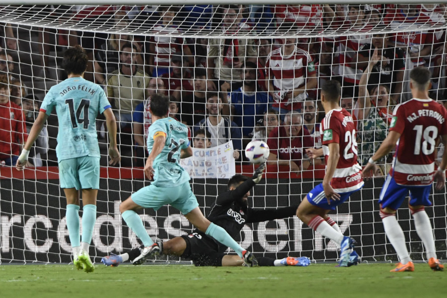 El Barcelona salva un punto ante el Granada de Bryan (2-2)