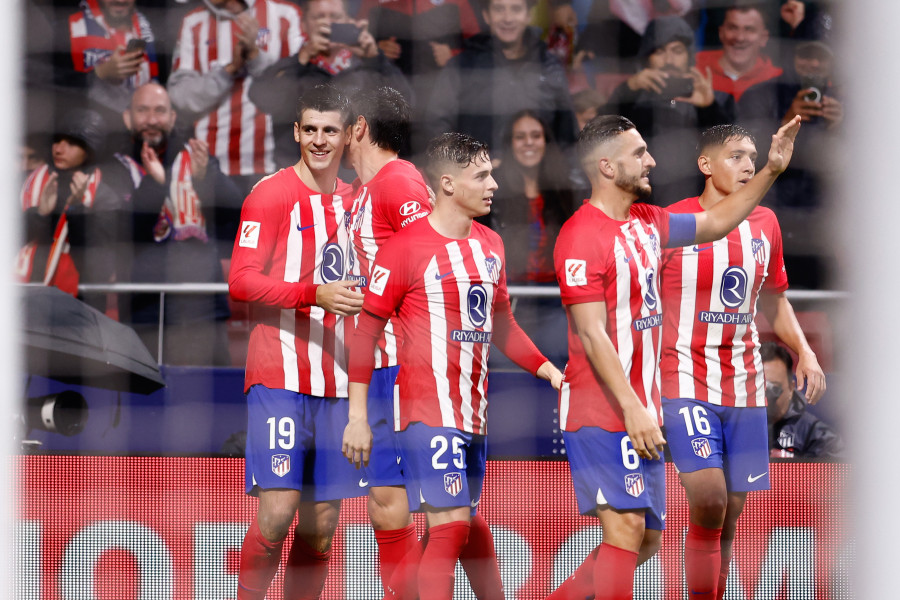 El Atlético gana con suspense al Alavés (2-1)