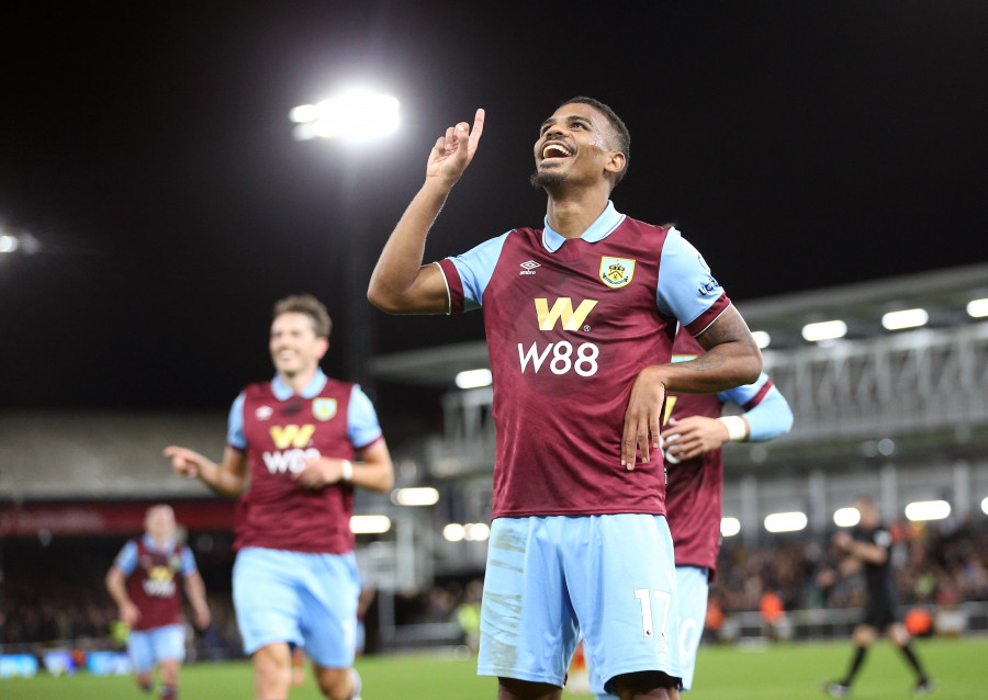 Lyle Foster, jugador del Burnley, se aparta del fútbol por salud mental