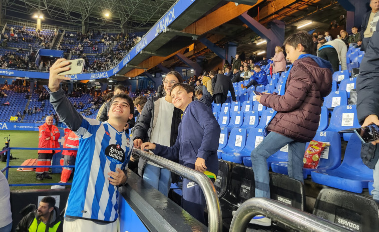 El cantante coruñés Iñigo Quintero visita Riazor tras convertirse en el top 1 mundial