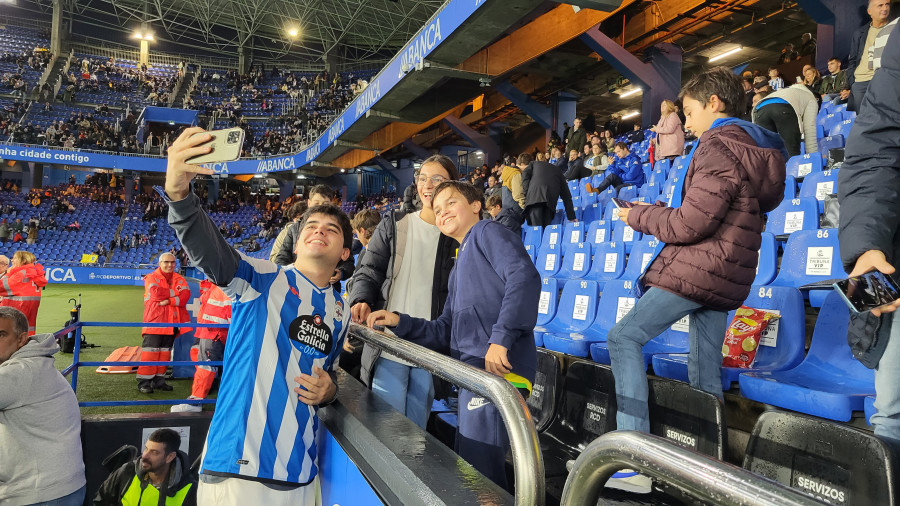 El cantante coruñés Iñigo Quintero visita Riazor tras convertirse en el top 1 mundial