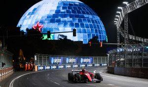 Ferrari reconoce daños importantes en el coche de Sainz por una tapa de alcantarilla