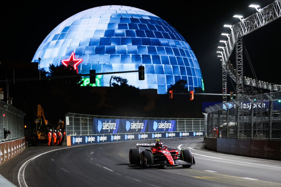 Ferrari reconoce daños importantes en el coche de Sainz por una tapa de alcantarilla