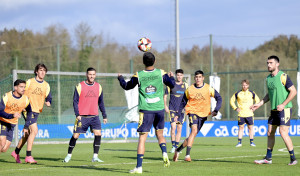 Pablo Valcarce abandona el entrenamiento con molestias en la pierna derecha