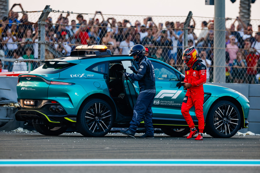 Sainz choca contra un muro en los segundos libres del Gran Premio de Abu Dabi