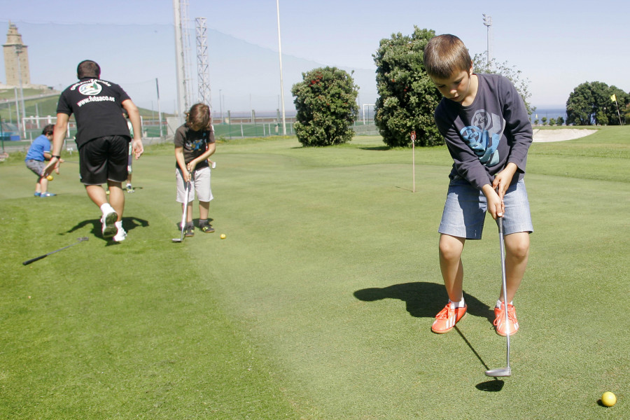 El Ayuntamiento de A Coruña oferta casi 700 plazas en los cursos municipales de iniciación al golf