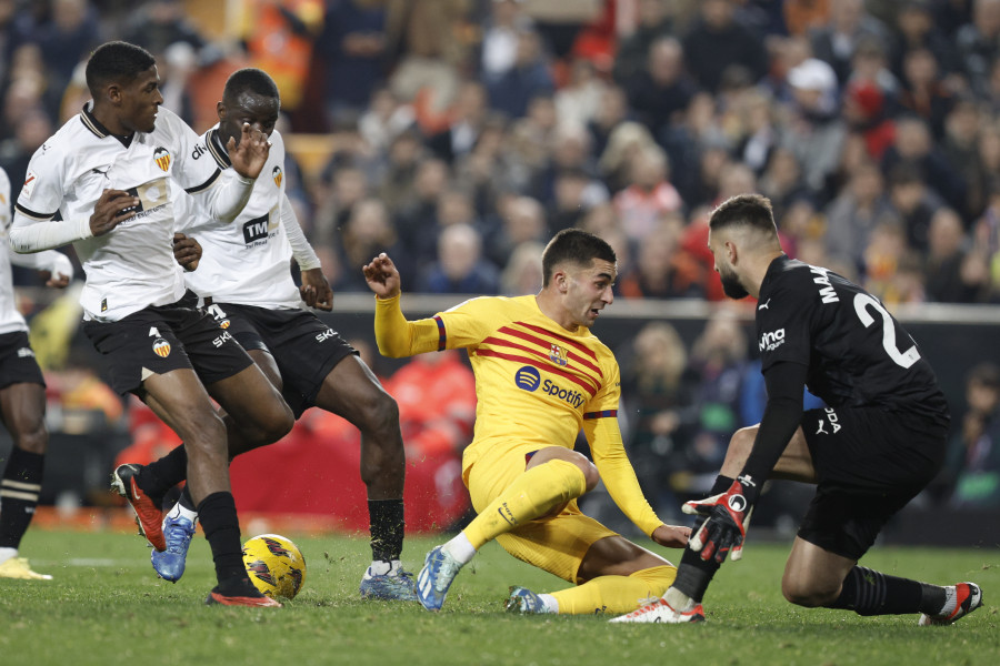 Guillamón castiga al Barcelona y rescata un punto para el Valencia (1-1)