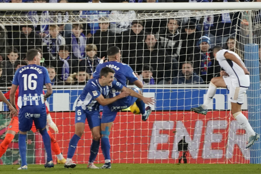 El Real Madrid no puede con el Alavés en la primera parte en Mendizorroza (0-1)