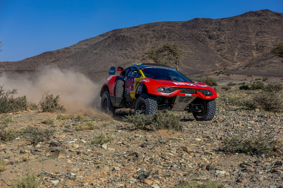 Loeb vence y Al-Attiyah resurge para entrar en la pugna de Sainz y Al Rajhi por la general