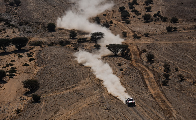 Al-Attiyah reina sobre las dunas y pasa a Sainz en una general que domina Al Rajhi