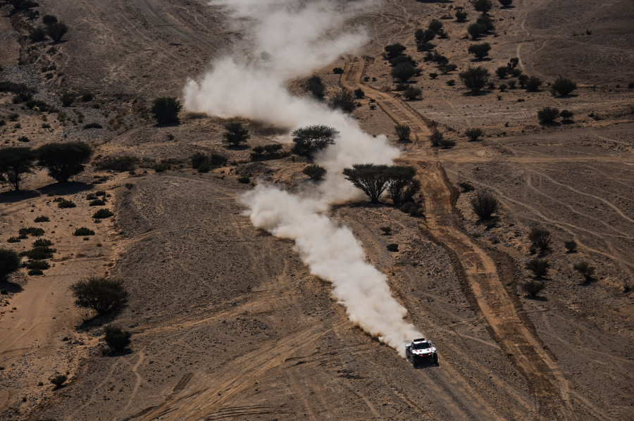 Al-Attiyah reina sobre las dunas y pasa a Sainz en una general que domina Al Rajhi