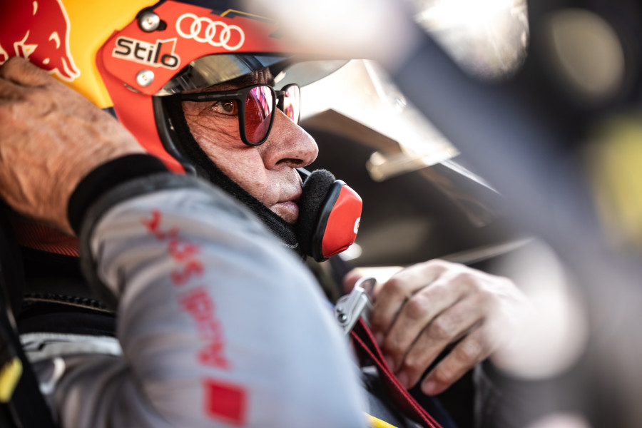 Sainz aprovecha un error de Loeb para estirar la ventaja a 25 minutos y Al-Attiyah dice adiós