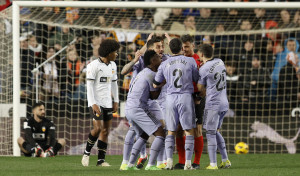 Vinícius se crece en Mestalla y evita la derrota del Real Madrid en un polémico final (2-2)