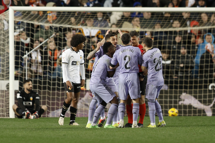 Vinícius se crece en Mestalla y evita la derrota del Real Madrid en un polémico final (2-2)