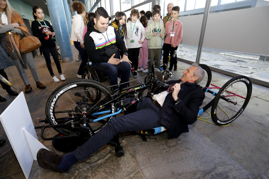 Rueda apoya el deporte inclusivo ante 500 escolares en A Coruña