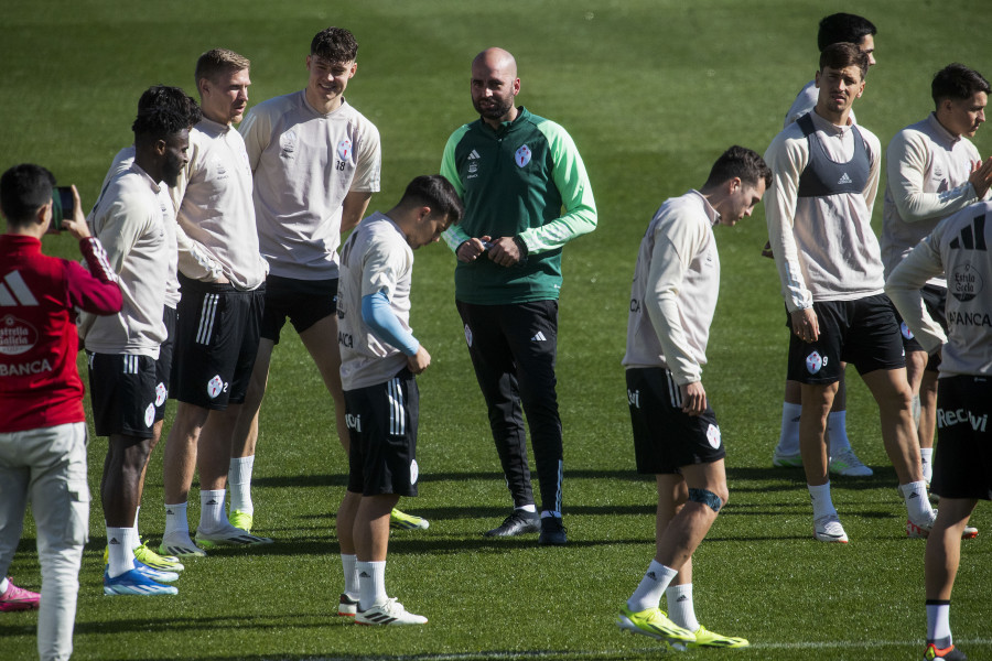 Claudio Giráldez dirige su primer entrenamiento del Celta y Benítez se despide de los jugadores