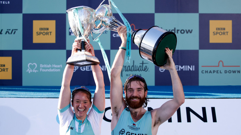 Los equipos de remo de Cambridge baten a los de Oxford en la regata anual en el Támesis