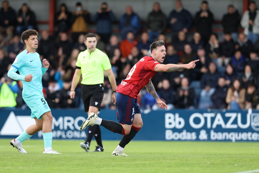 El Barça Atlètic remonta un 2-0 adverso en Pamplona y sigue a un punto del Depor