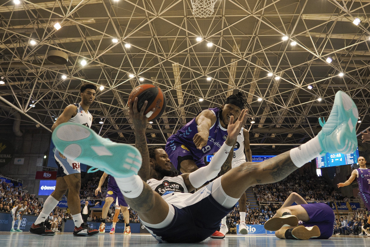 El alero estadounidense del Breogan, Ben McLemore, en el suelo durante el partido de Liga Endesa